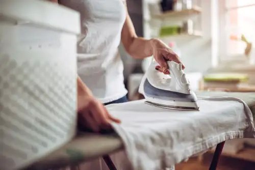 Ủi đồ, chuẩn bị bữa sáng để gia đình đi làm