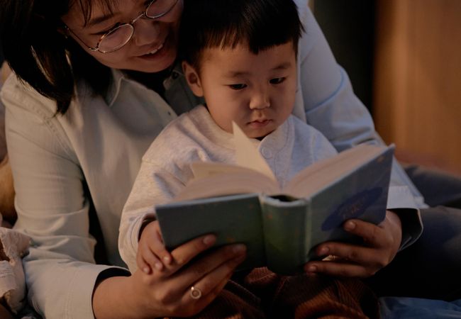 Người giúp việc chăm sóc trẻ em đọc sách và tương tác cùng bé tại nhà