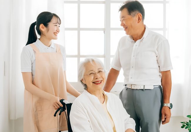 Người chăm sóc người cao tuổi đồng hành cùng gia đình và hỗ trợ chăm sóc người lớn tuổi tại nhà