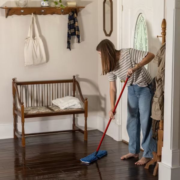 Lau sàn nhà sạch sẽ trong dịch vụ Giúp việc nhà uy tín Quận 10