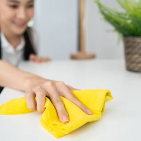 Lau chùi bàn ghế trong dịch vụ Giúp việc nhà uy tín Quận 10