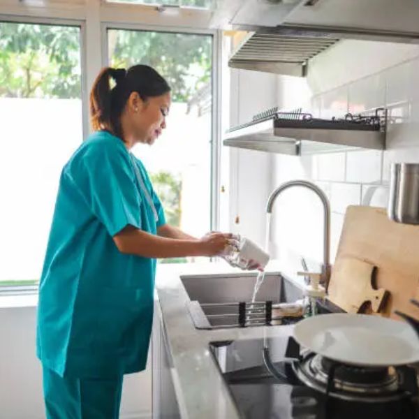 Rửa chén sạch sẽ trong dịch vụ Chăm sóc người cao tuổi ở lại nhà