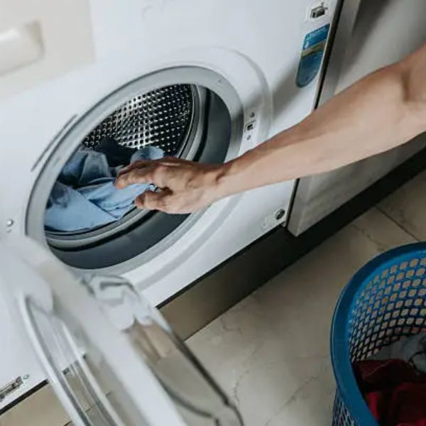 Giặt ủi quần áo trong dịch vụ Chăm sóc người cao tuổi ở lại nhà