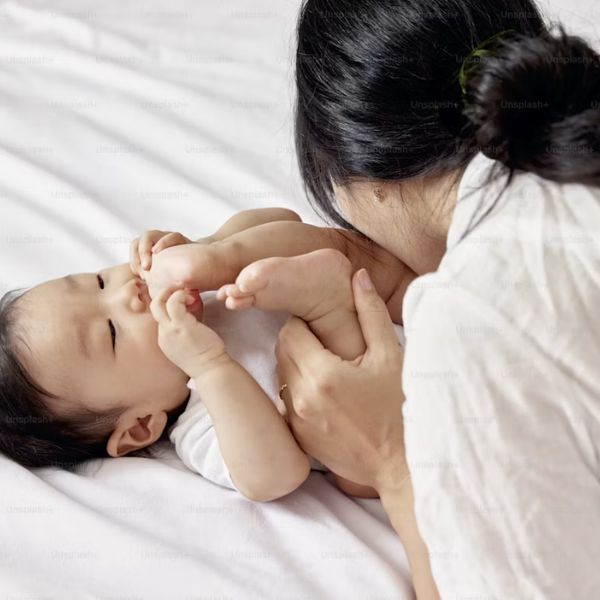 Massage cho bé trong dịch vụ chăm sóc nuôi sanh mẹ và bé TP.HCM