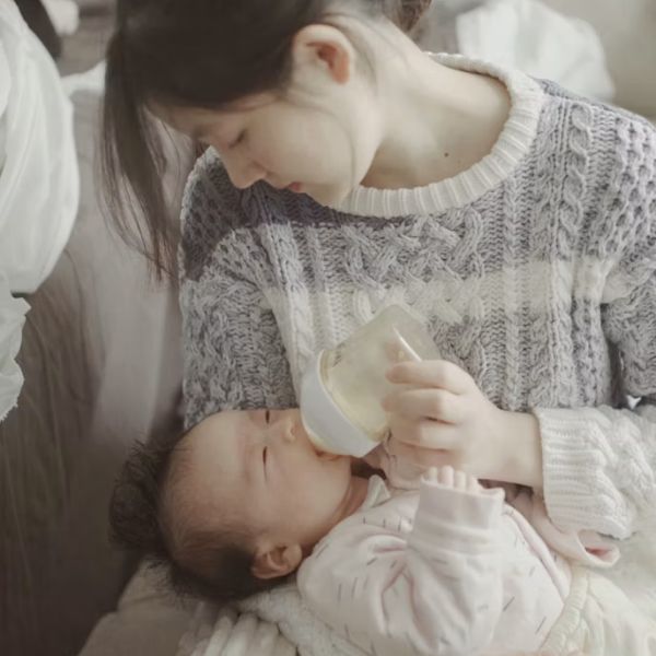 Hỗ trợ bé bú bình với dịch vụ chăm sóc nuôi sanh mẹ và bé TP.HCM