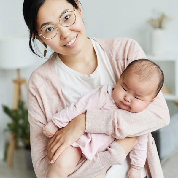 Bế ẵm và chăm sóc bé trong dịch vụ chăm sóc nuôi sanh mẹ và bé TP.HCM