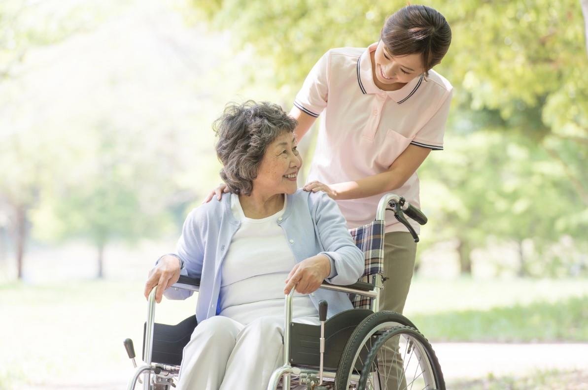 Người giúp việc chăm sóc ông bà, cùng đi dạo và trò chuyện mỗi chiều
