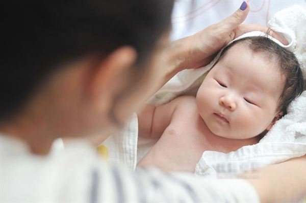 Người giúp việc chăm bé, pha sữa, thay đồ, trông giấc ngủ yên