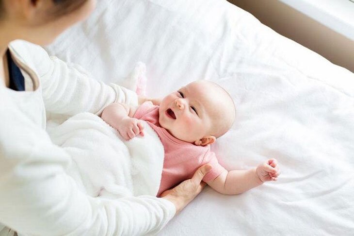 Người giúp việc chăm bé nhỏ, biết cách giao tiếp và trò chuyện với trẻ