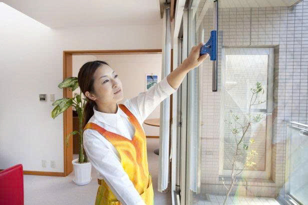 Giúp việc gia đình ở lại dọn dẹp, lau chùi, sắp xếp không gian sống