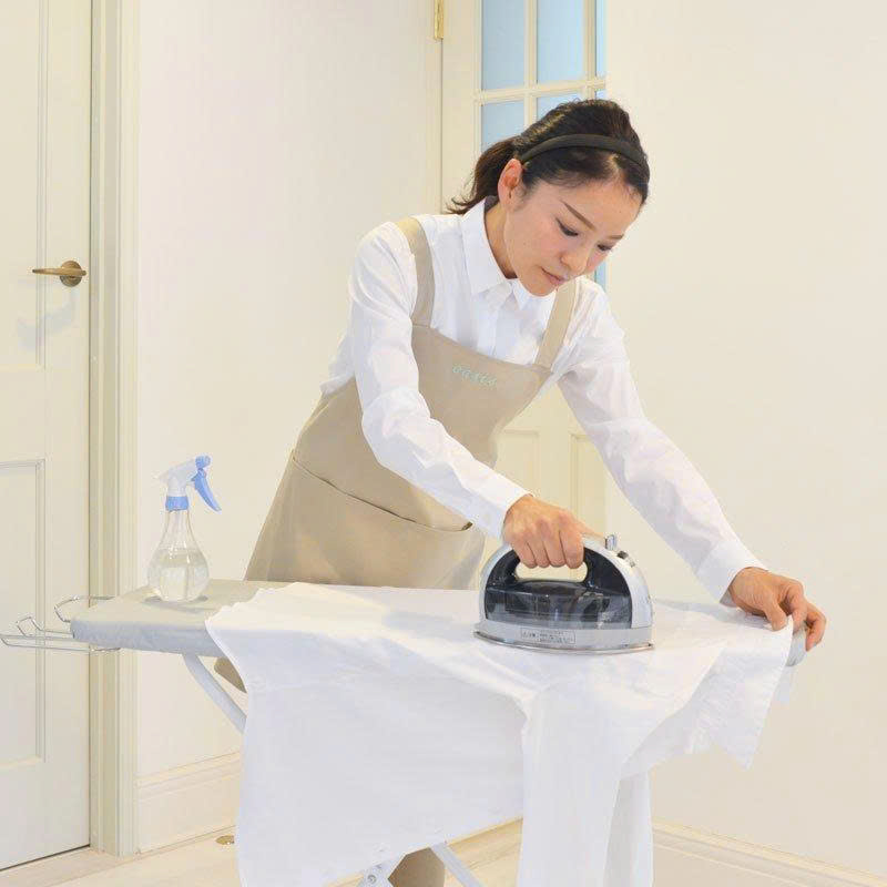 Giúp việc ở lại phụ nấu ăn, giặt đồ, quét dọn và chăm sóc người thân