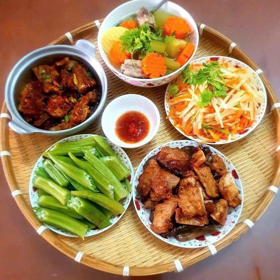 Giúp việc ở lại phụ việc nhà, hỗ trợ nấu ăn sáng, trưa, tối cho gia đình