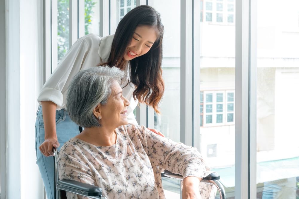 Người ở lại chăm sóc ông bà, giúp sinh hoạt thuận tiện, chu đáo