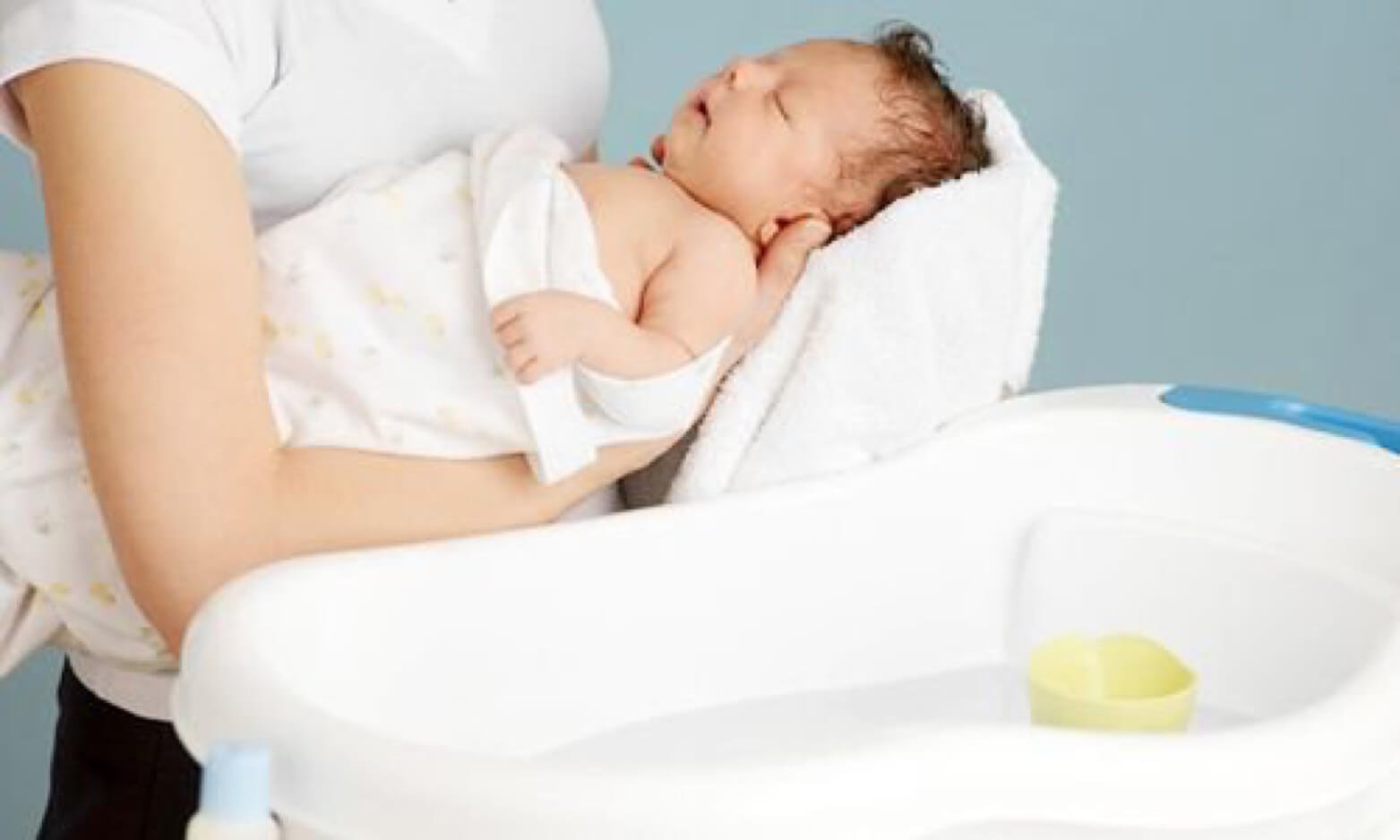 Nhân viên giúp việc theo giờ chăm sóc em bé, thay tả, cho ăn