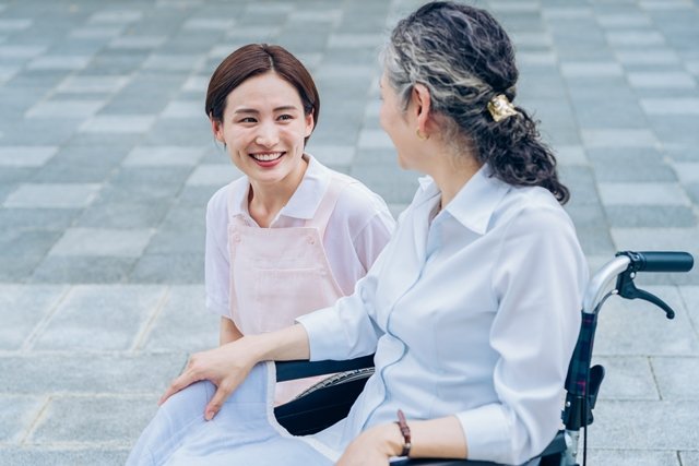 Người giúp việc chăm sóc người bệnh tại nhà tận tâm