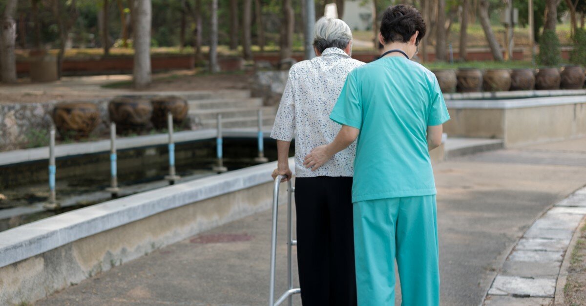 Nhân viên hỗ trợ người bệnh đi lại, vệ sinh cá nhân an toàn, sạch sẽ.