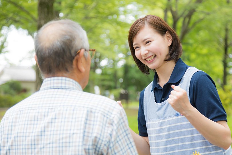 Người phụ chăm người bệnh tại bệnh viện, luôn túc trực và quan tâm tận tình