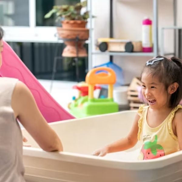 Chơi cùng bé trong Dịch vụ giúp việc trông trẻ tại TP.HCM