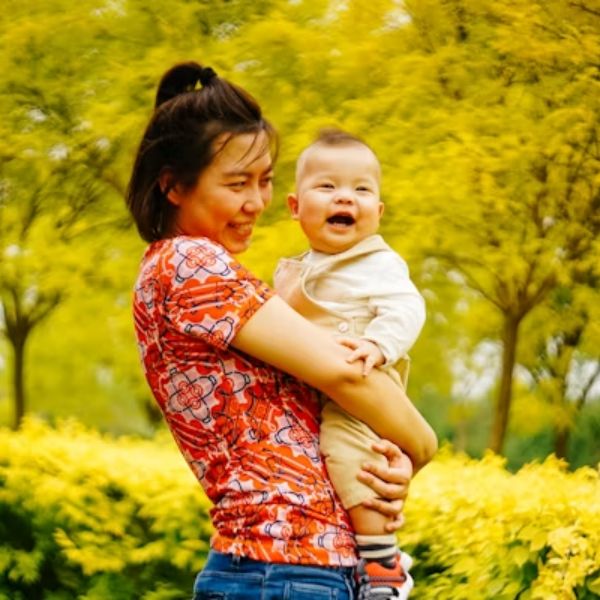 Bế bé an toàn trong Dịch vụ giúp việc trông trẻ tại TP.HCM
