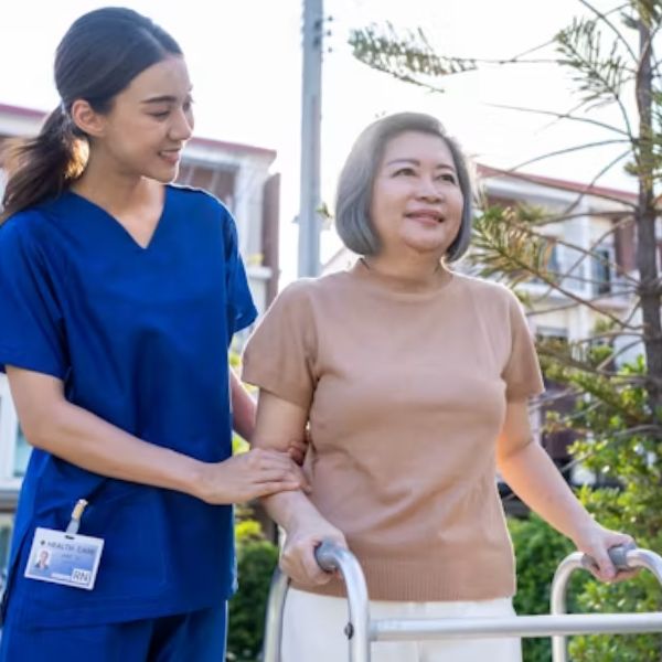 Chăm sóc và trò chuyện trong dịch vụ giúp việc trò chuyện cùng người cao tuổi