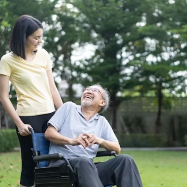 Đồng hành ngoài trời trong dịch vụ giúp việc trò chuyện cùng người cao tuổi