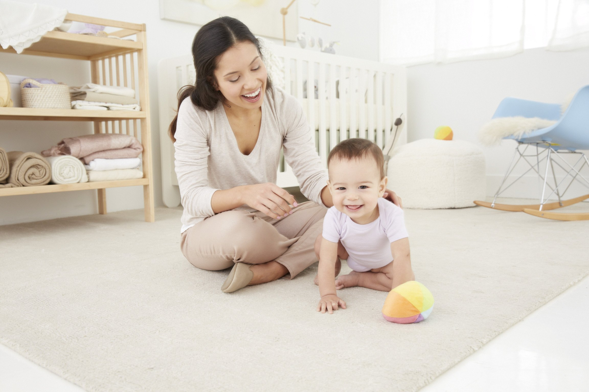 Bảo mẫu chăm sóc bé chu đáo, vừa chơi vừa dạy bé những thói quen tốt