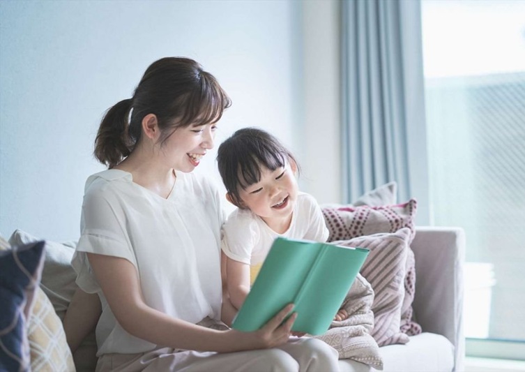 Gia đình có cả hai vợ chồng đi làm nấu ăn, dọn dẹp, đưa đón trẻ, chăm sóc chu đáo.