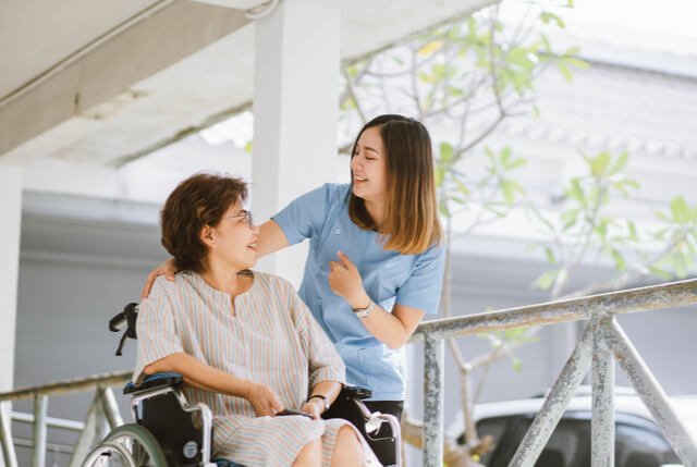 Giúp việc ở lại chăm sóc người lớn tuổi tại nhà, tận tâm và nhẹ nhàng