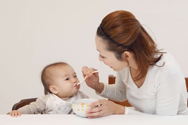 Nhân viên giúp việc ở lại hỗ trợ chăm bé, phụ mẹ trông con an toàn
