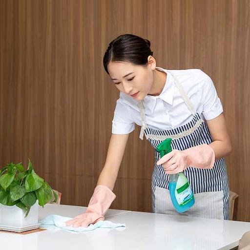 Nhân viên giúp việc ở lại dọn dẹp nhà cửa, giữ không gian sạch gọn