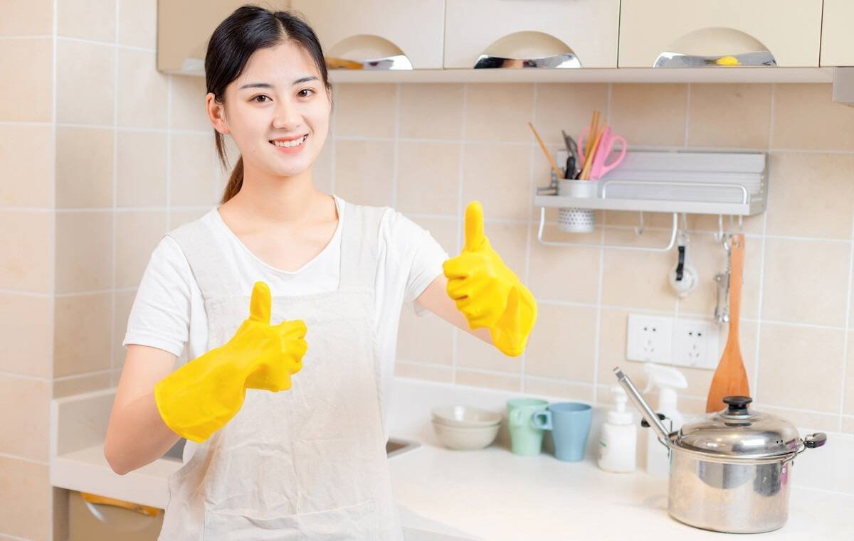 Người giúp việc ở lại quét dọn, lau sàn, giữ không gian sống luôn gọn gàng