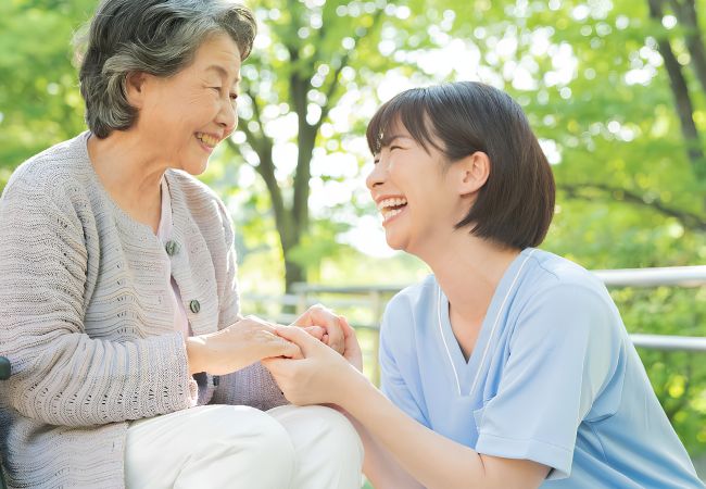 Người giúp việc ở lại trò chuyện, chăm sóc và hỗ trợ người cao tuổi trong sinh hoạt hằng ngày