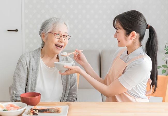 Người giúp việc ở lại hỗ trợ người cao tuổi ăn uống và chăm sóc sinh hoạt tại nhà