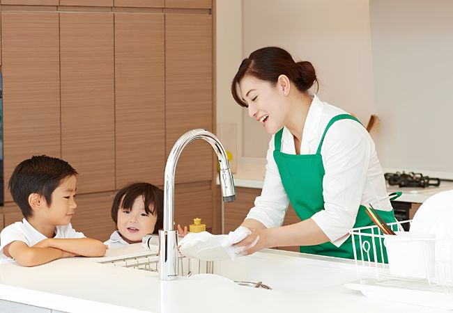 Người giúp việc ở lại hỗ trợ rửa dọn và vệ sinh khu vực bếp cho gia đình và chăm sóc trẻ em