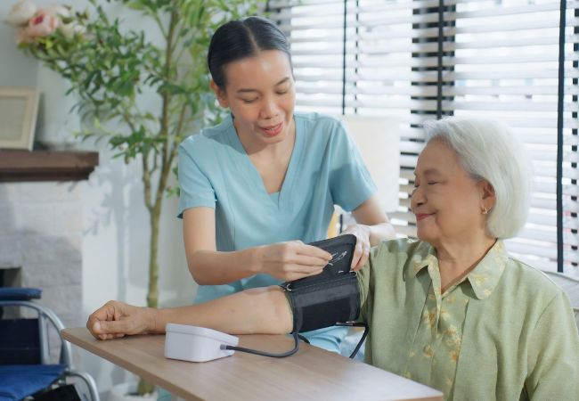 Người giúp việc ở lại hỗ trợ theo dõi và chăm sóc người cao tuổi tại nhà