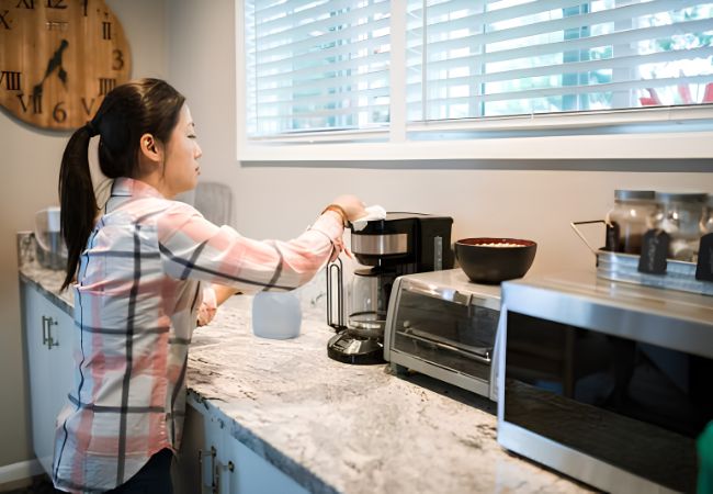 Dịch vụ giúp việc nhà hỗ trợ chuẩn bị và sắp xếp bữa ăn trong khu vực bếp