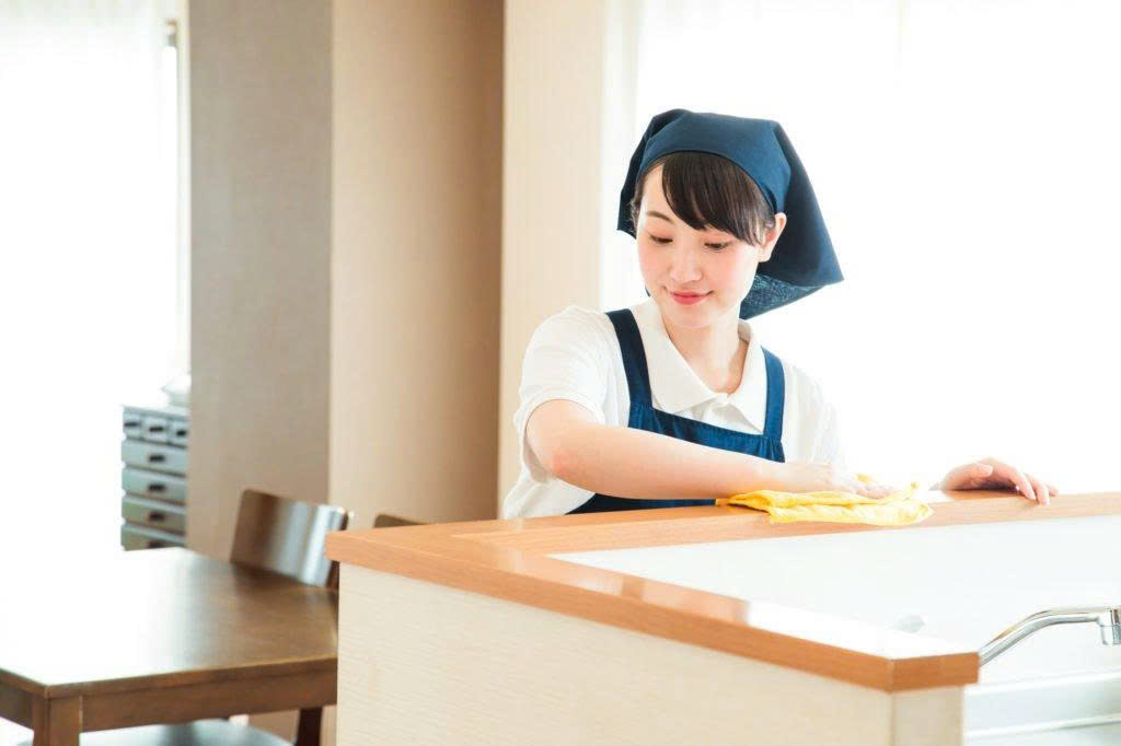 Nhân viên giúp việc ở lại 24/24 dọn dẹp nha cửa gọn gàng, ngăn nắp