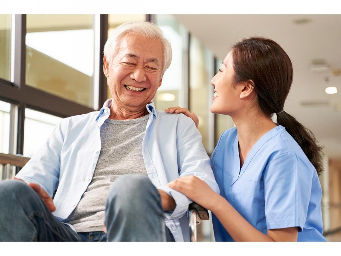 Người giúp việc tận tâm chăm sóc người lớn tuổi, nói chuyện mỗi tối
