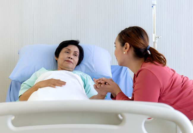 Dịch vụ nuôi bệnh đồng hành, trò chuyện và hỗ trợ người bệnh trong thời gian nằm viện