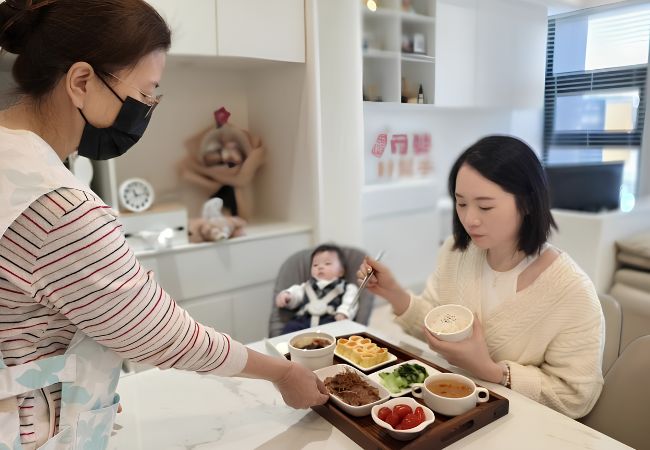 Dịch vụ chăm sóc mẹ và bé hỗ trợ chuẩn bị bữa ăn và chăm sóc mẹ sau sinh tại nhà