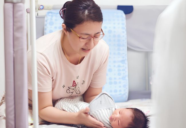 Dịch vụ chăm sóc mẹ và bé hỗ trợ thay tã và chăm sóc em bé tại nhà